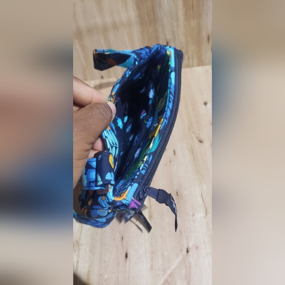 Vera Bradley Mini Travel Crossbody Bag with lots of compartments - Picture 4 of 9